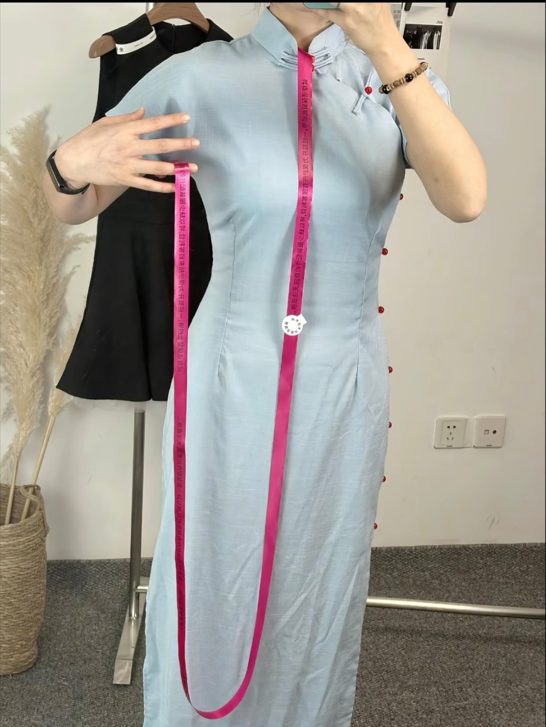 女装信任市场崩溃商家改用防拆带¹ 听一个经济学教授讲座，说“社会信任也是一种社会