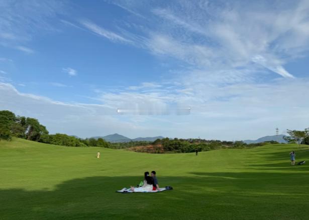 带孩子出来野炊，往草坪深处走。里面一个人都没有，超级安静，只能听见鸟叫声，超级放