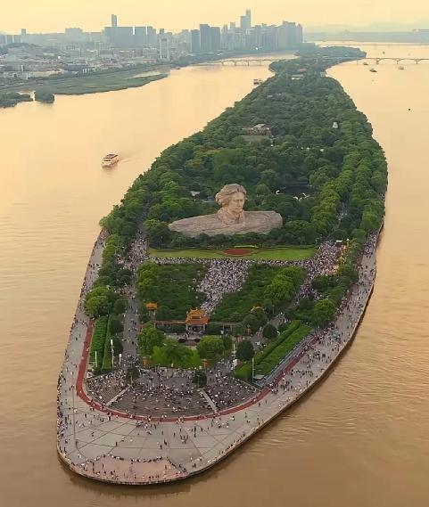 当初提出把橘子洲建成红色旅游岛的人，绝对是个天才。由于文夕大火，长沙市内其实没啥
