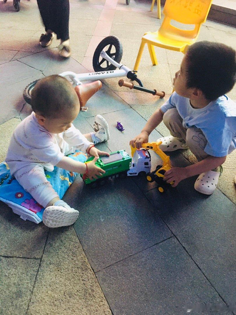 2026育儿胖娃娃，看到大孩子的车，我拉都拉不走他，自己非要坐这玩。人家要回家了