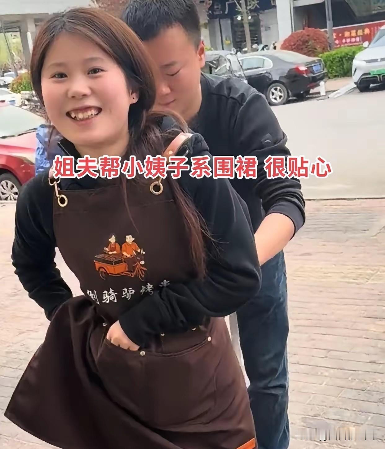 山东济宁有对开烧烤店的夫妻，就因为丈夫帮21岁的小姨子系了个围裙，老婆委屈得不行