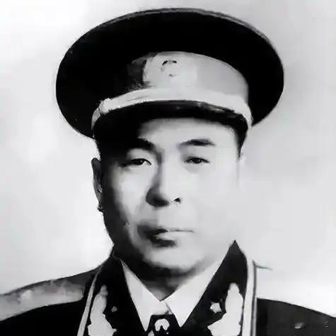 1934年，林维先被撤师长，党籍被开除。上级递来一笔路费：离队，回乡，谋生。
换