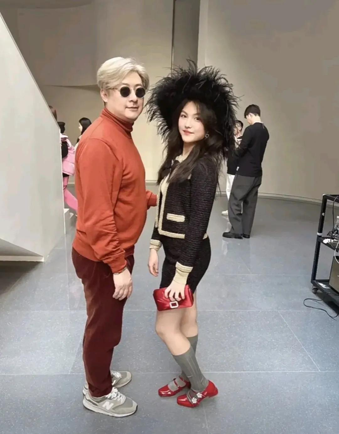 王岳伦带着王诗龄去拍杂志
这是要进娱乐圈的节奏呀
有人说，娱乐圈那么好赚钱
人家