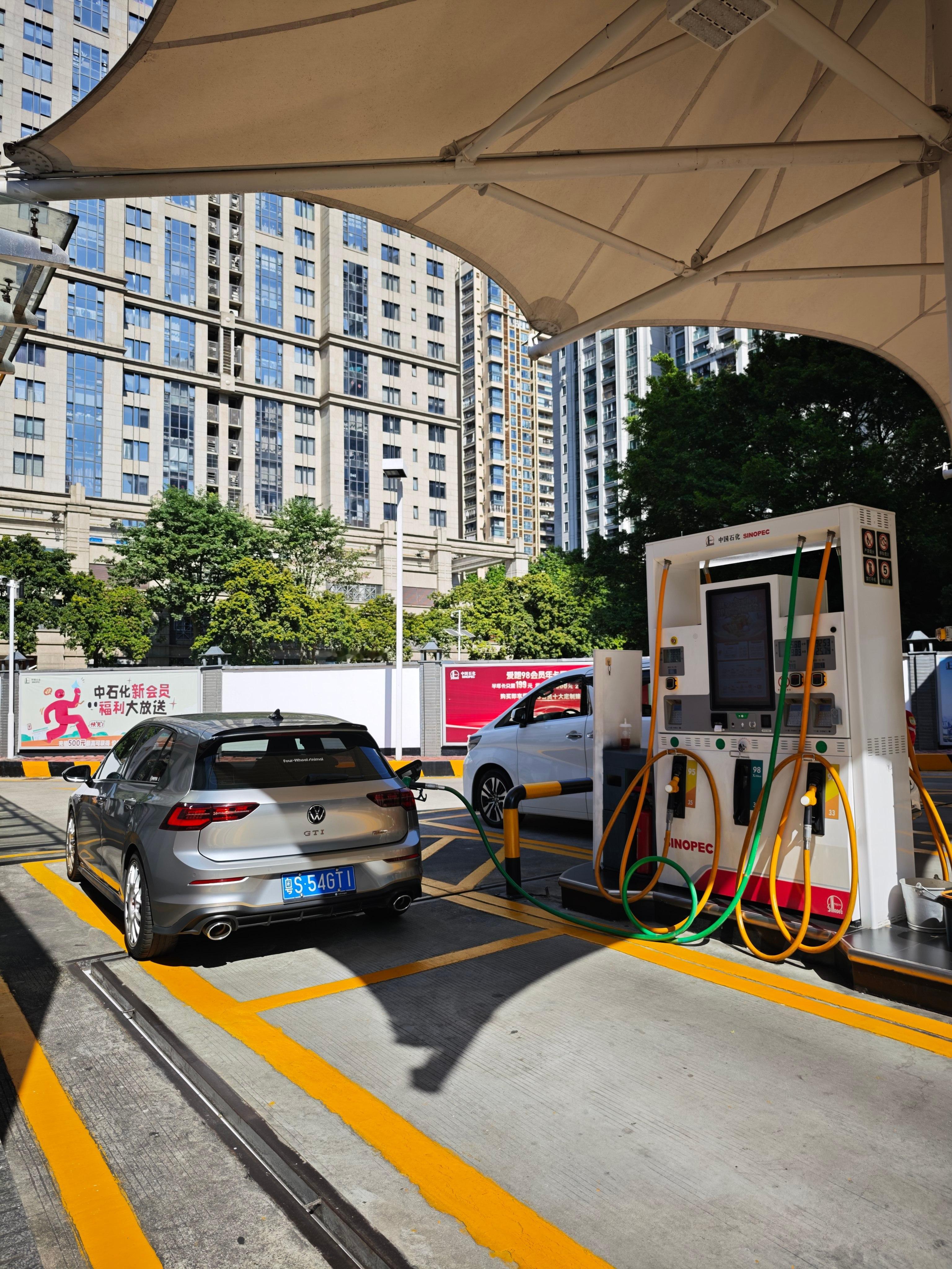 美好的一天这个季节广州的三角梅盛开真是够浪漫又去看了1000 miglia的车搭