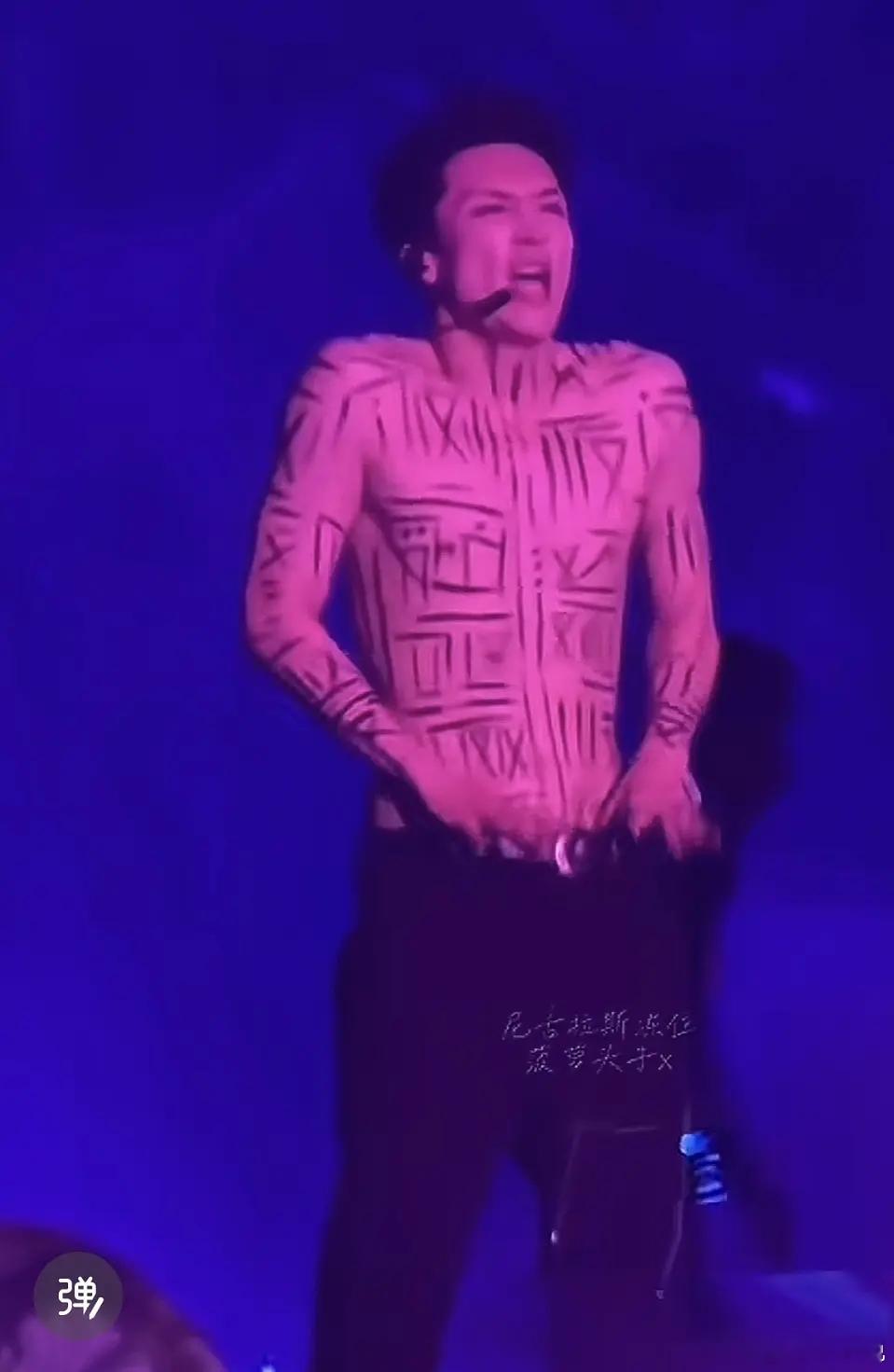 张艺兴演唱会拉裤子是什么操作...粉丝里也有未成年吧...[裂开][裂开]张艺兴