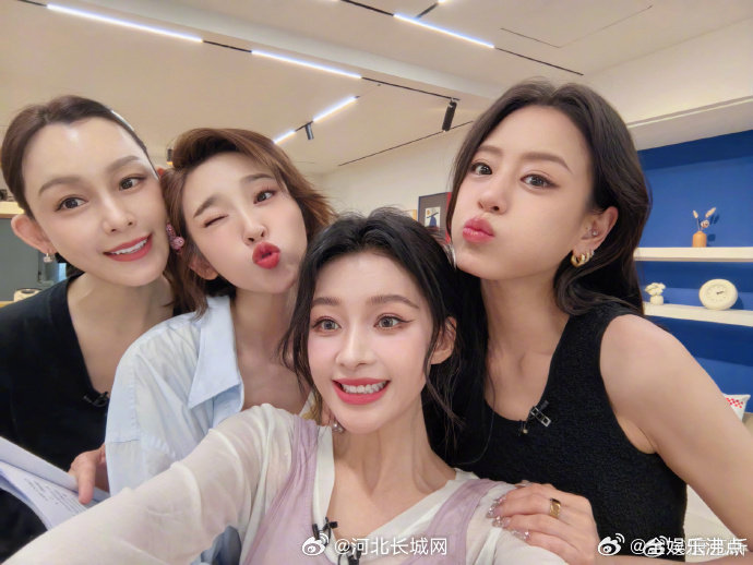 唐艺昕团四公队员合照唐艺昕我们是大胆鬼浪姐 女导演 温暖组队，勇敢逐梦，姐姐们带