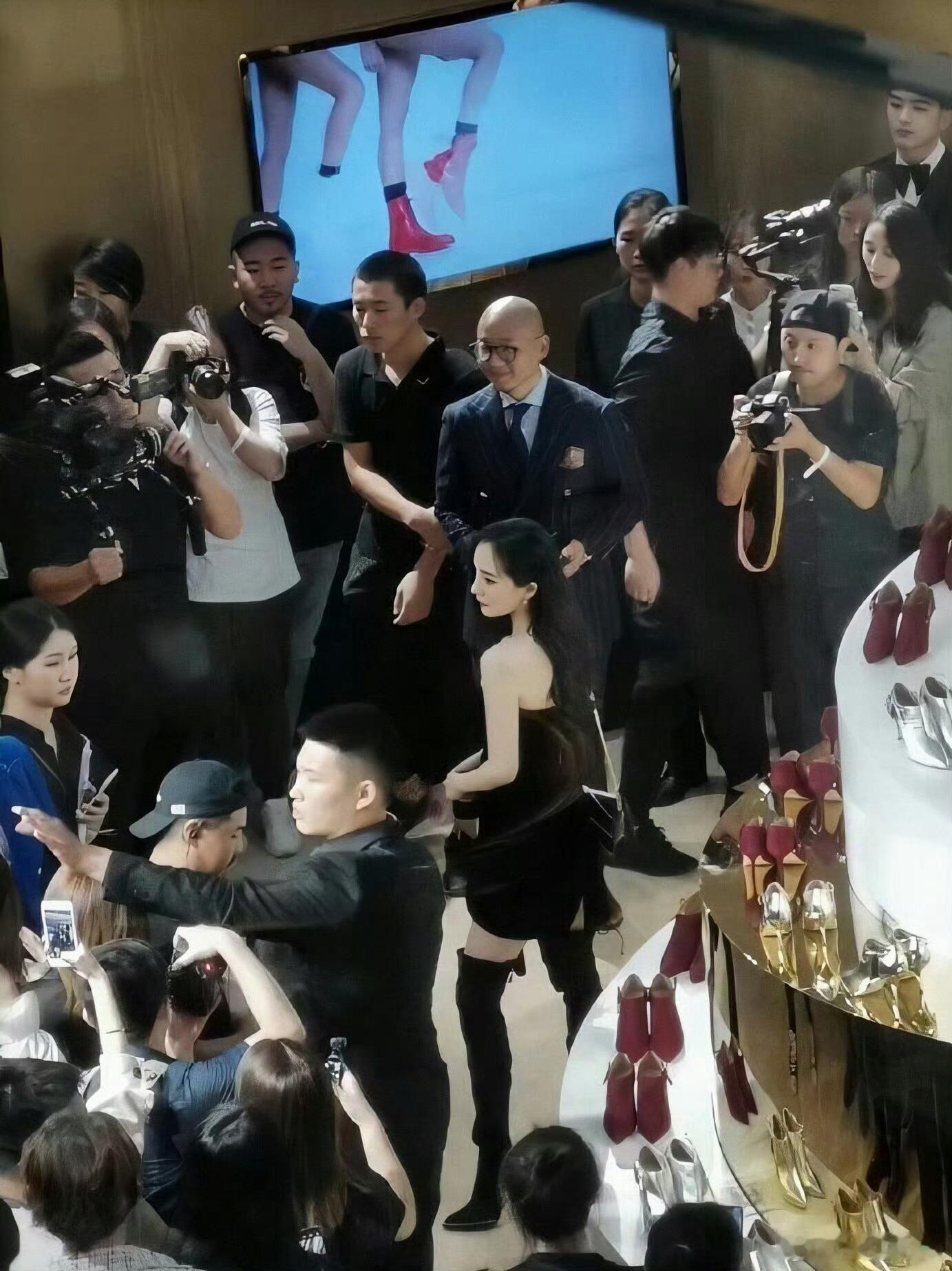 杨幂回签SW 演员杨幂时隔七年再度与奢侈鞋履品牌Stuart Weitzman（