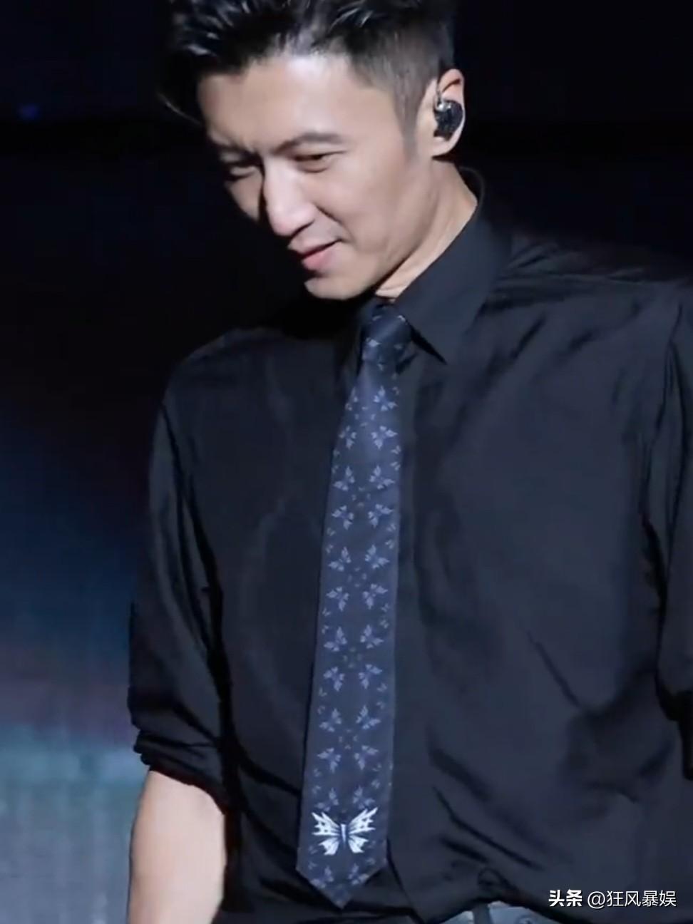谢霆锋青岛演唱会全程没换装，领带上的白蝴蝶+墨镜，看哭无数人

谢霆锋青岛演唱会