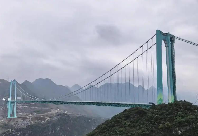 4月28日，贵州花江峡谷大桥获吉尼斯认证，以626.01米高度成为世界第一高桥，