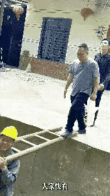 两个打扮得体的男子，从一个梯子上过去，梯子下是一个水沟，水沟里还站着一个戴头盔的