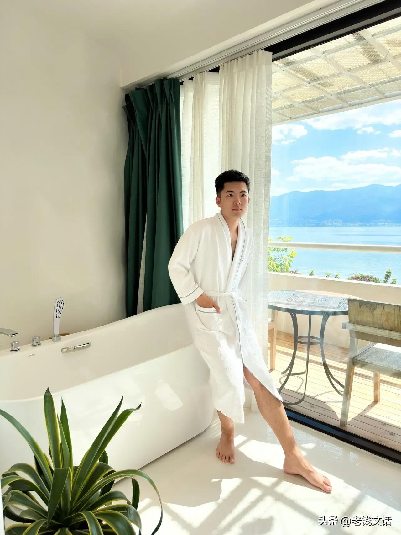 如果是你，会怎样做？

上午，我独自去港中旅海泉湾泡温泉，没有几个客人，我自己占
