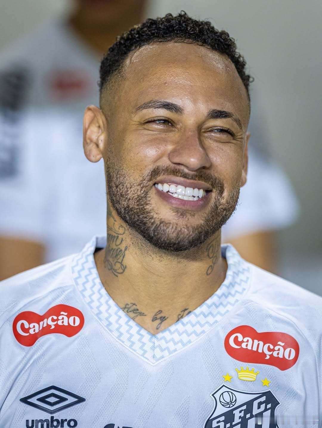 内马尔内马尔 这脸，最近越来越周正呢！ 