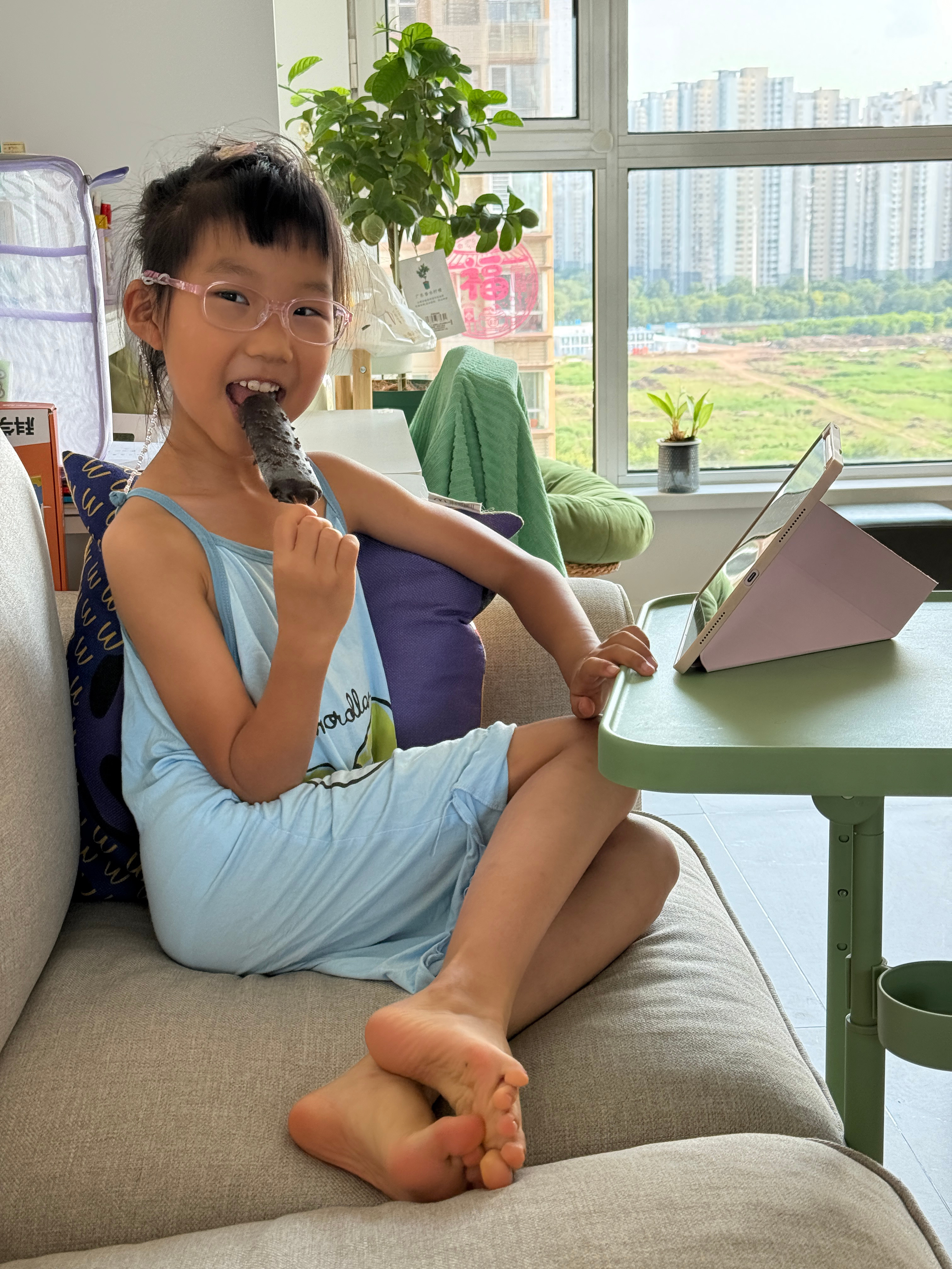 钢琴课下课，我带她去赵一鸣小采购一下，家里啥吃的都没了，好几天晚上饿的我发慌然后