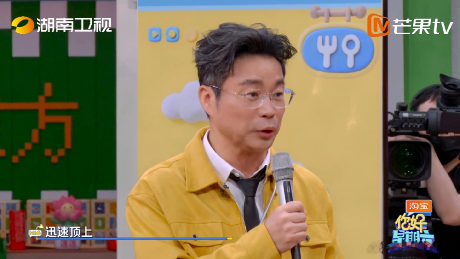 王迅想上位的心藏不住了谈及店长竞选，王迅的心思一目了然，在两位老板面前贴心问候健