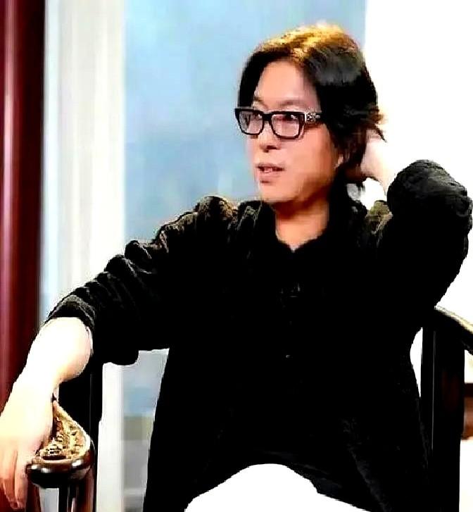 谁能想到，叫了高晓松十年的外号“矮大紧”，居然是他自己取的。

这仨字最早是他写