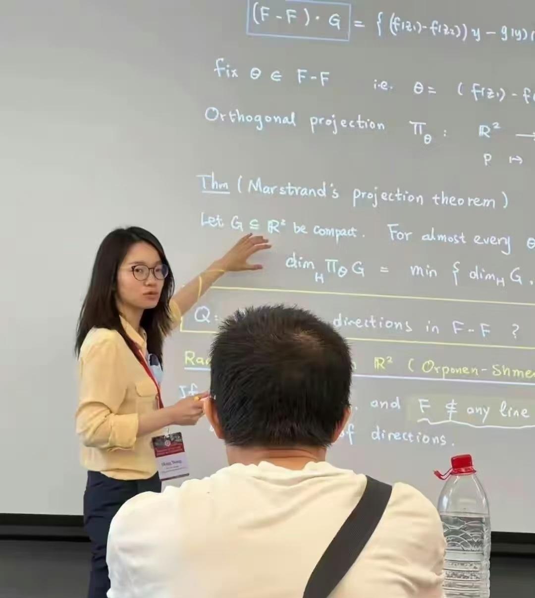 一个用英语来讲数学题，另一个用中文博眼球卖课程王虹汤家凤