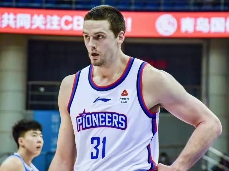 一个愿意扎根天津的外援，表现CBA顶级，中国男篮不该归化吗？大衛比李凱爾打球強多