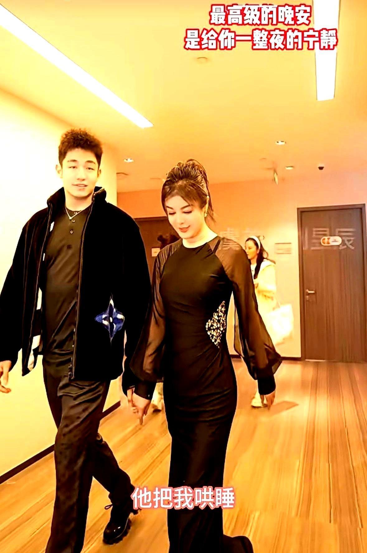 砸1200万，给25岁男主播配了台库里南。
全网都在骂55岁的张琦疯了，为老不尊