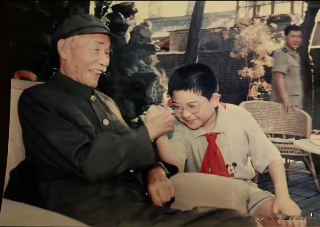 这张摄于1997年7月的珍贵照片，定格了开国元勋孙毅将军与重外孙杨斯程温情满满的