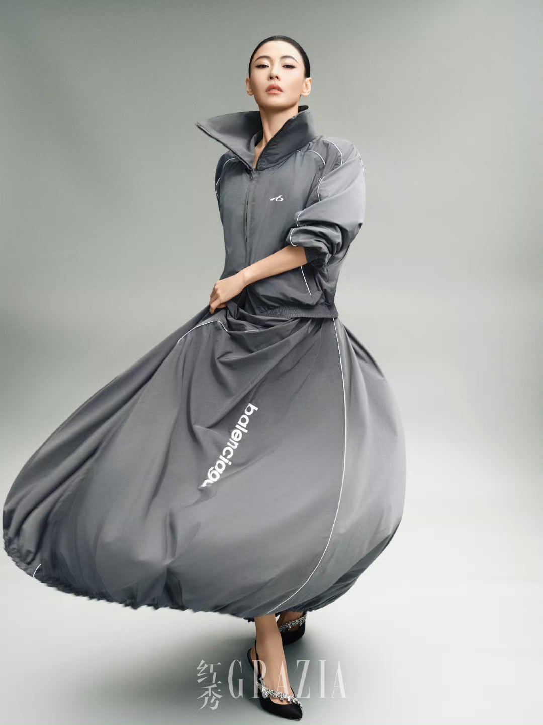 张柏芝红秀封面   张柏芝的《红秀》封面总是带着独特的吸引力，即将到来的2026