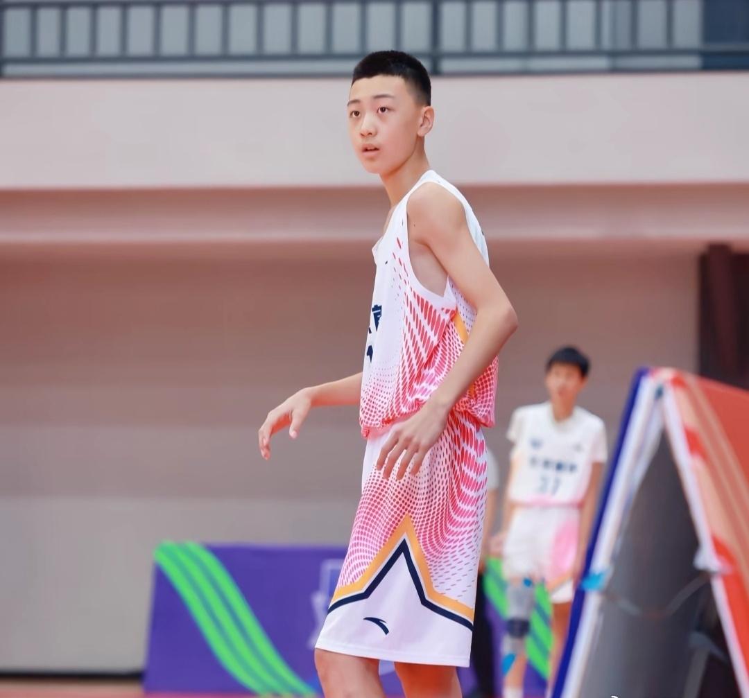12岁大连小将跳级加盟首钢U14，球迷呼吁辽篮挖掘辽南青训沃土。

一名土生土长