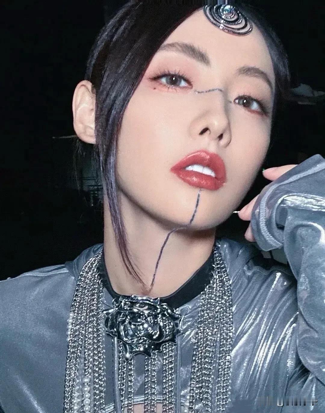 我的天，张嘉倪解封后彻底疯狂了，回归后的她接下来会有什么新动作呢？和隔壁的大宝贝