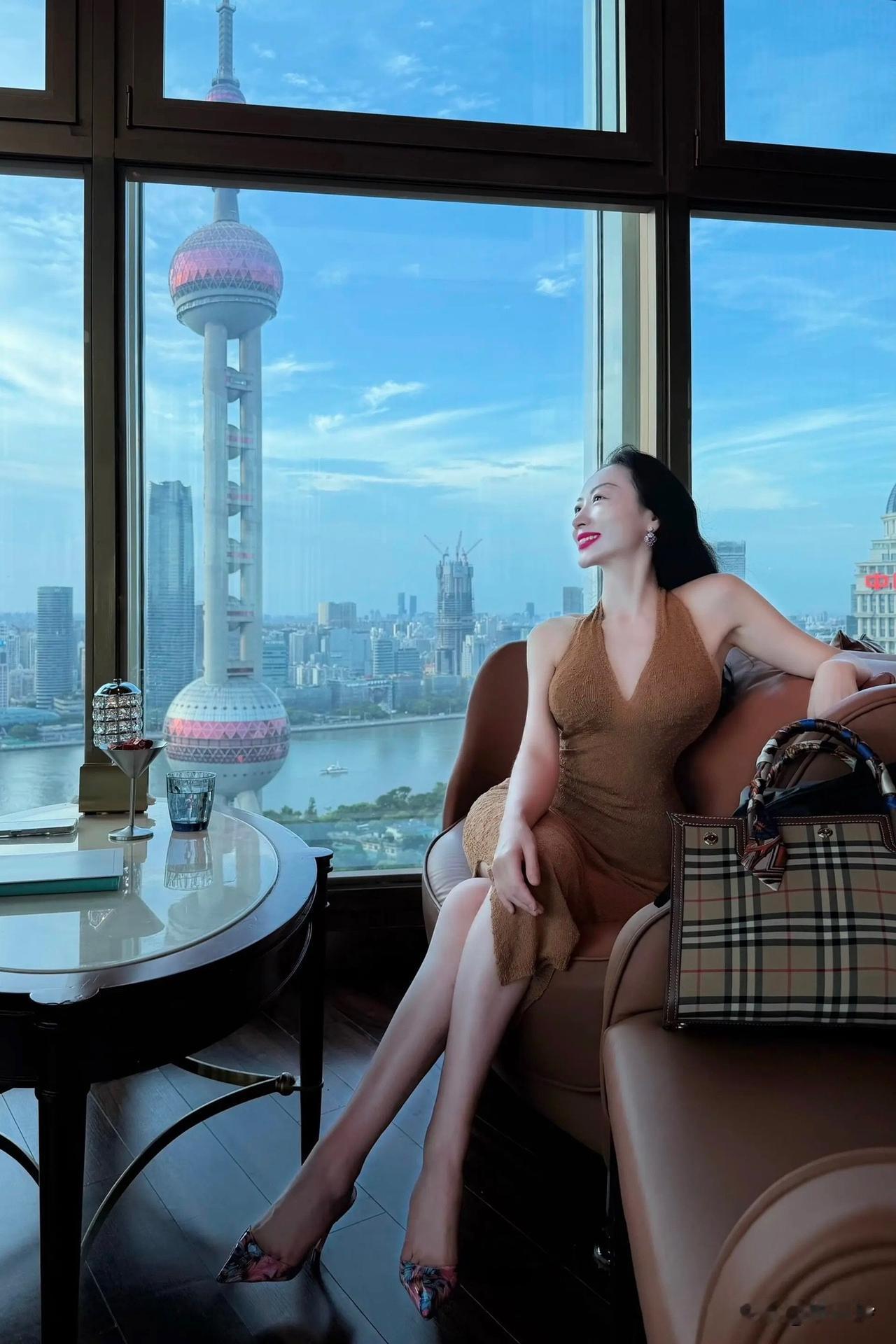 都市天际线下的优雅时光，与好友共享下午茶的惬意时光。