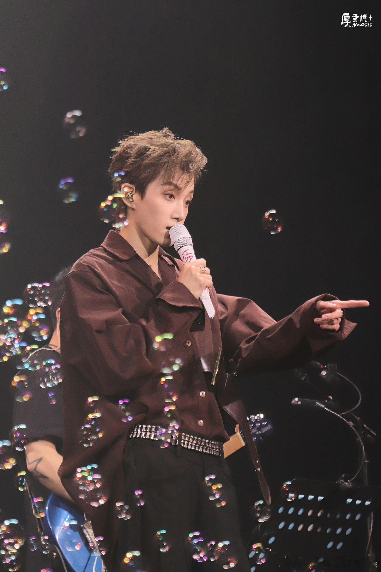 范世錡 有点羞耻但还是想说 范世錡谈及粉丝口号时的笑容温暖而灿烂。11 年前的口