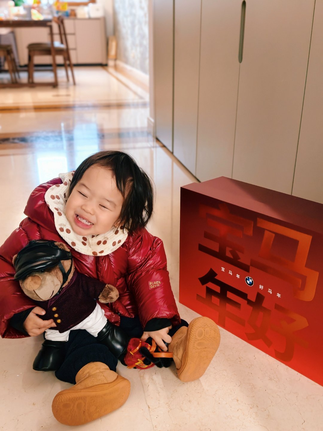 收到了宝马的新年礼盒，被我姑娘扣下了骑士bawa和小马挂件好可爱