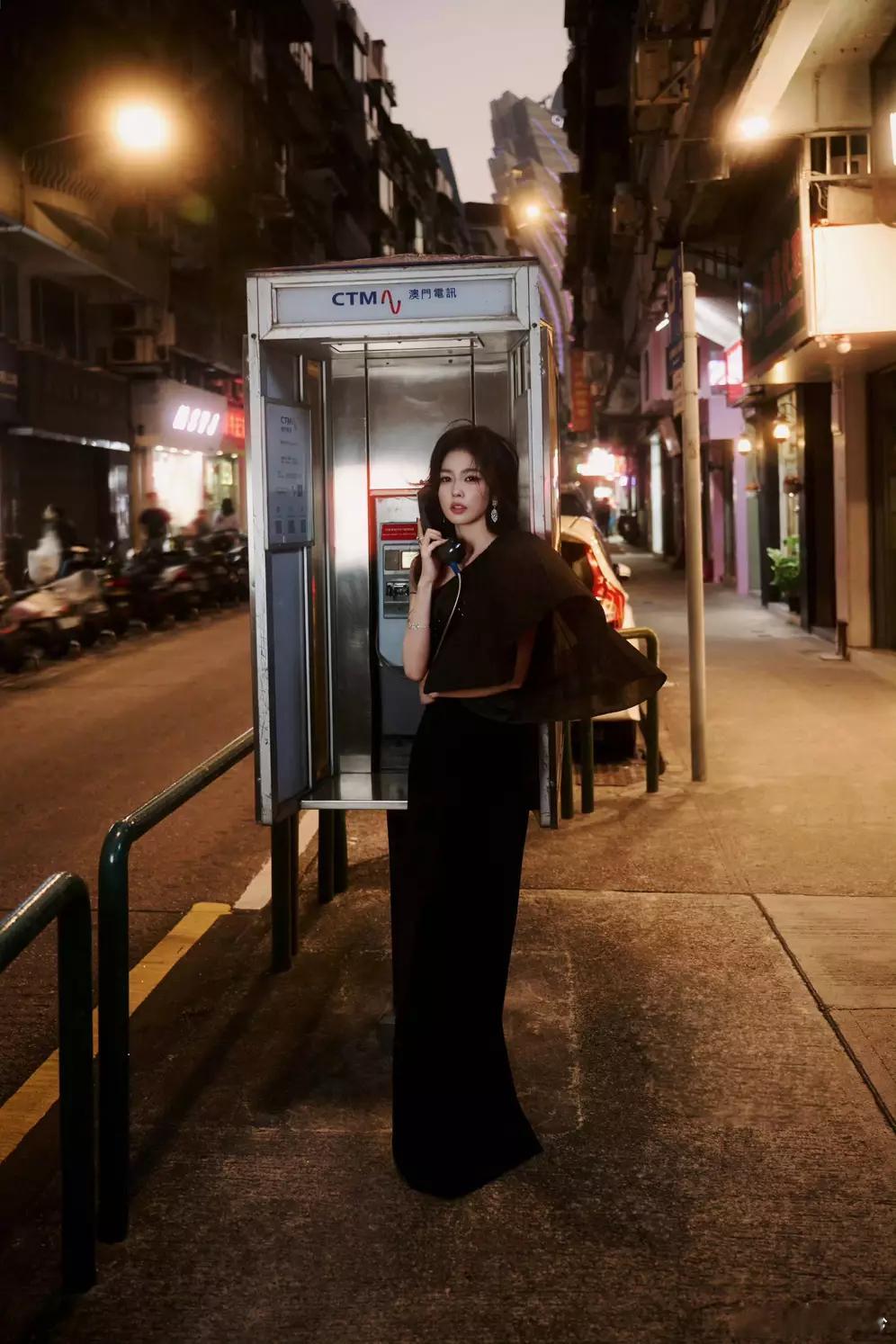 分享娱乐分享娱乐 白鹿妩媚优雅身姿穿行于夜色街头 复古港风美人风情 