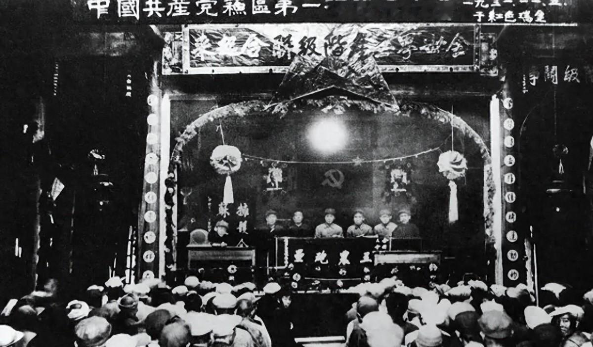 在一苏大会上毛主席看到六位女红军时幽默地说要好好照相将来可能放进博物馆
1931