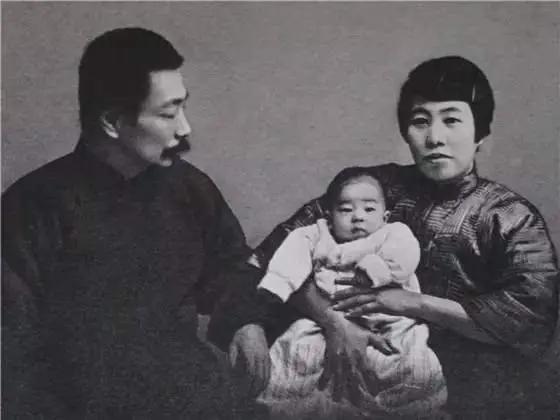 师生恋是文坛佳话，还是道德污点？近日，川大因教授引进被舆论推上了风口浪尖。这也引