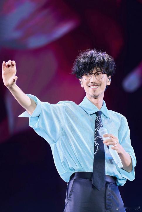 终于听懂了周传雄歌里的治愈 年少时听周传雄，只被那伤情的歌词和旋律打动，沉浸在自