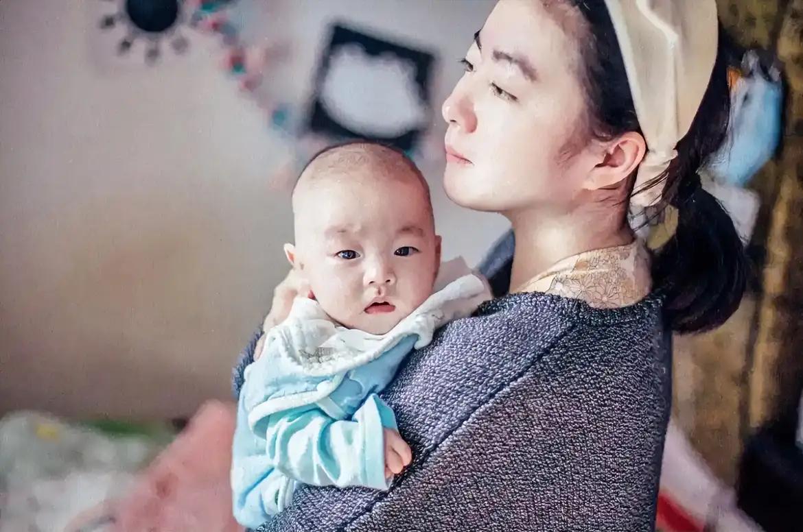 **《她连续387天没吃过一顿热饭——监控拍下真相：凌晨2:13，她蹲在厨房啃冷