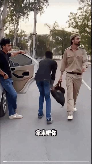 手法真快，
抢包瞬间就转移了！
被抢包的人都蒙了，
眨眼之间包就没影了，
真以为