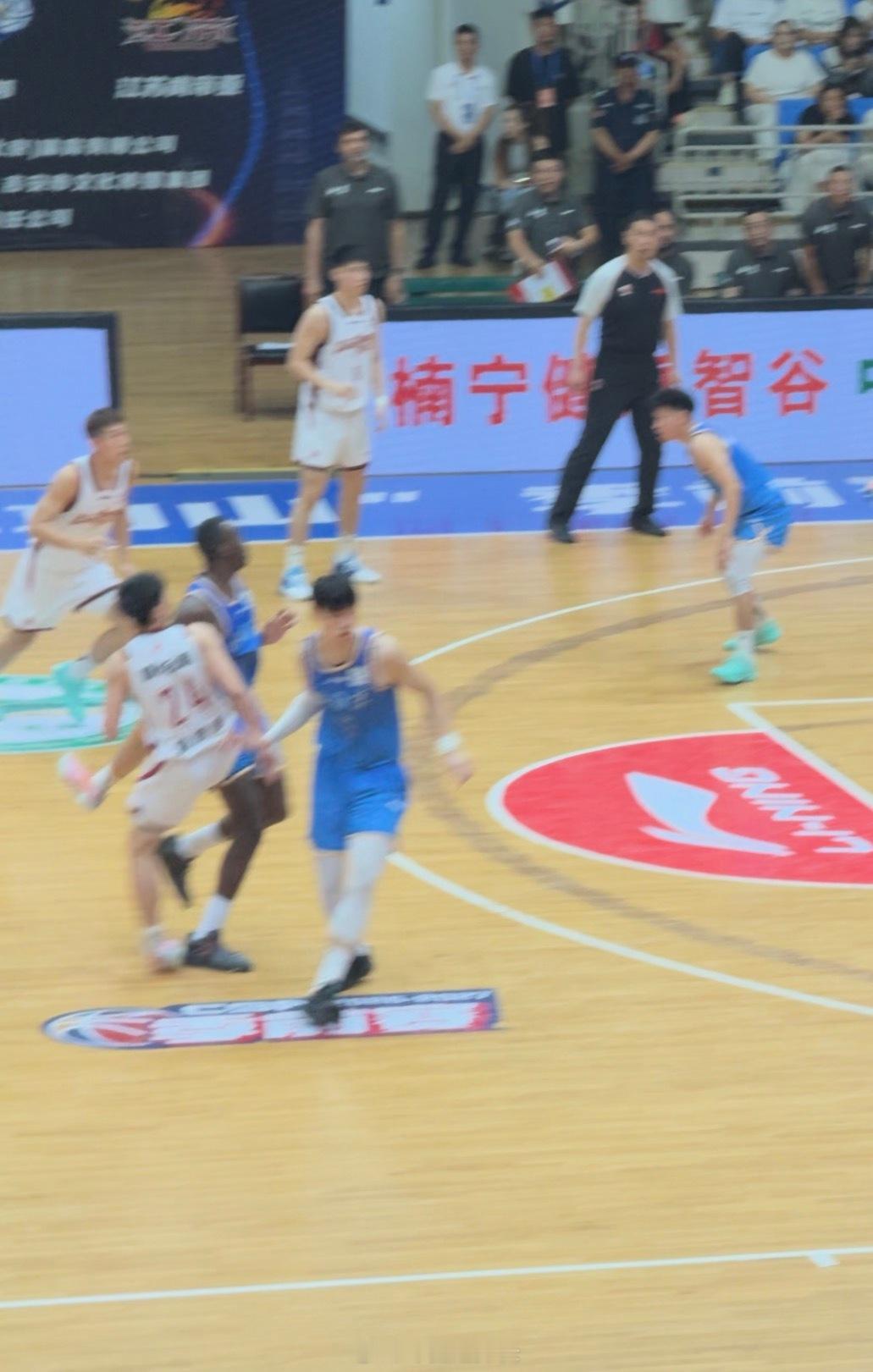 李悦洲踩到桑普森，也崴了…cba季前赛 ​​​