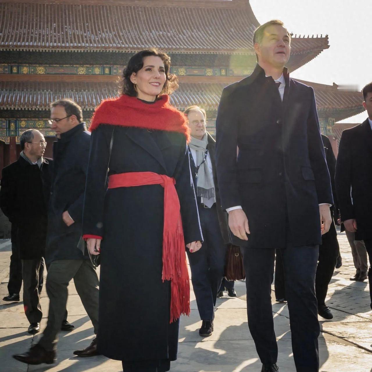 比利时首相一到北京就去逛故宫了！被53岁女外长美到，黑大衣配中国红腰带超惊艳，太