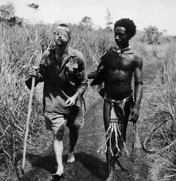 1942年，巴布亚新几内亚一名当地人帮助一名受伤的澳大利亚士兵行走，
二战对于那