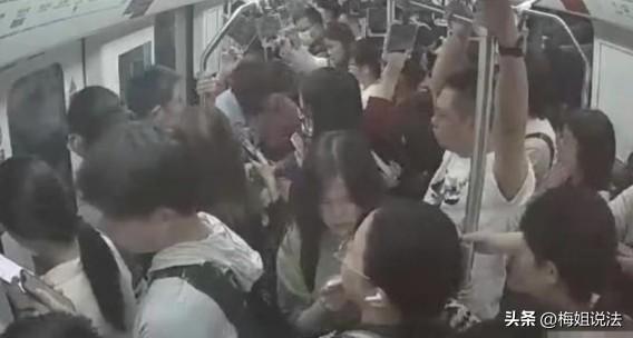 上海，地铁二号线车厢内，七旬老太和一女白领抢占一个空座位，女白领说自己先坐到了座
