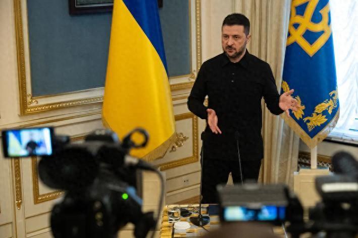 [呲牙]虽说面临财政赤字。泽连斯基还是宣布向1300万乌克兰人每人发放1500格