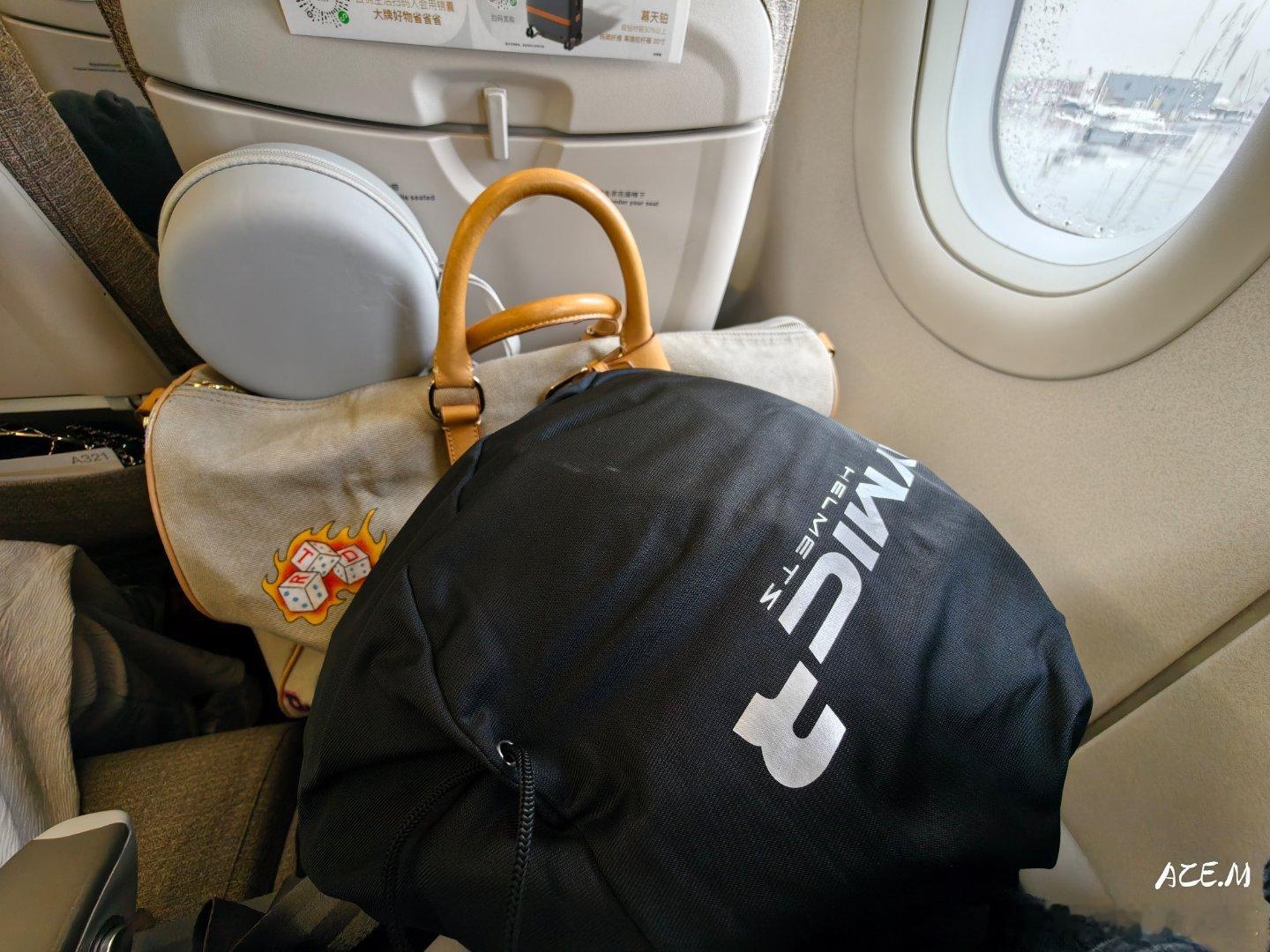 第一次抱着自己的行李和头盔坐飞机（飞机上行李架放不到了 委屈一下自己咯）飞行日记
