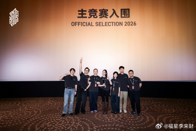 万千惠第一次以演员身份走红毯万千惠带作品走电影节红毯了 白裙极简，耳环却是3D打