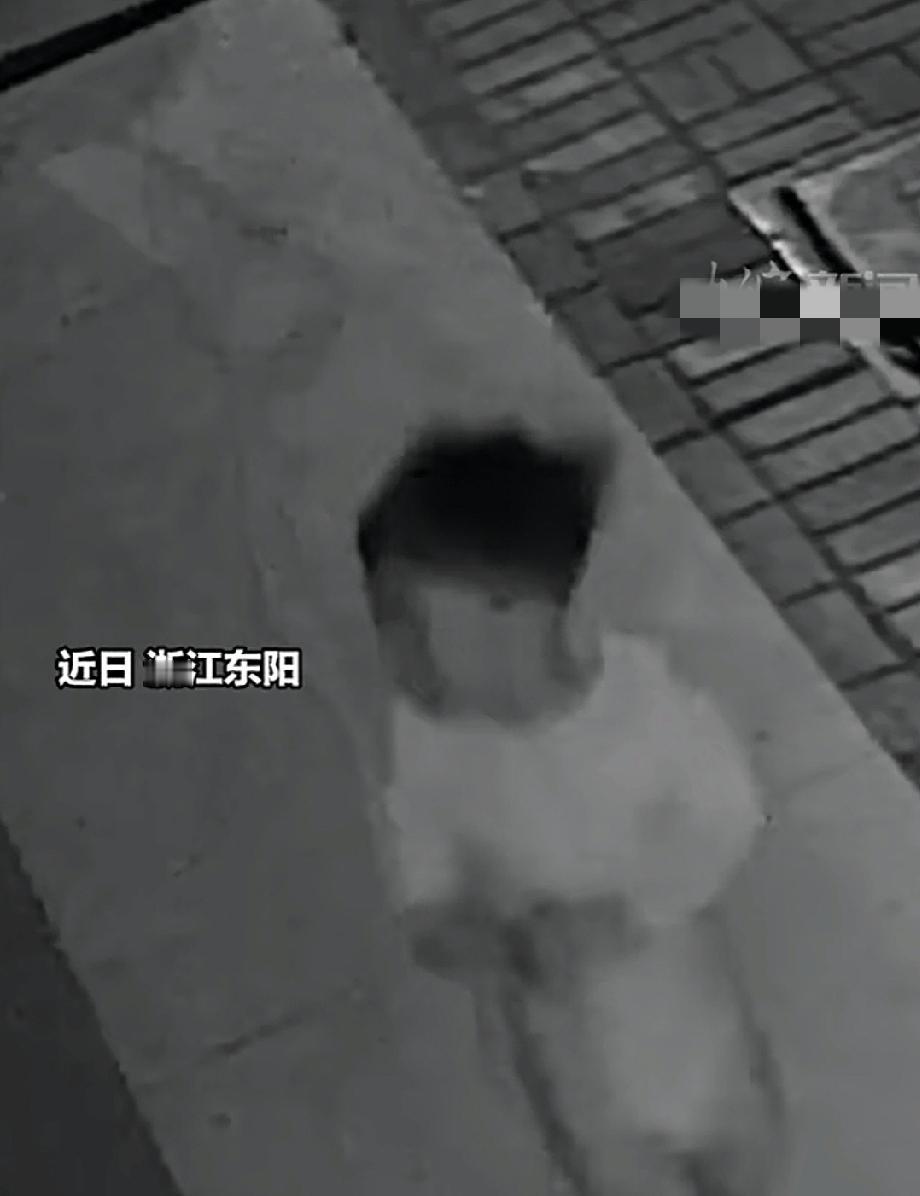 近日，浙江东阳。赵丹骑着电动车下夜班回家，一路上不但街道冷清，而且寒风刮到脸上格