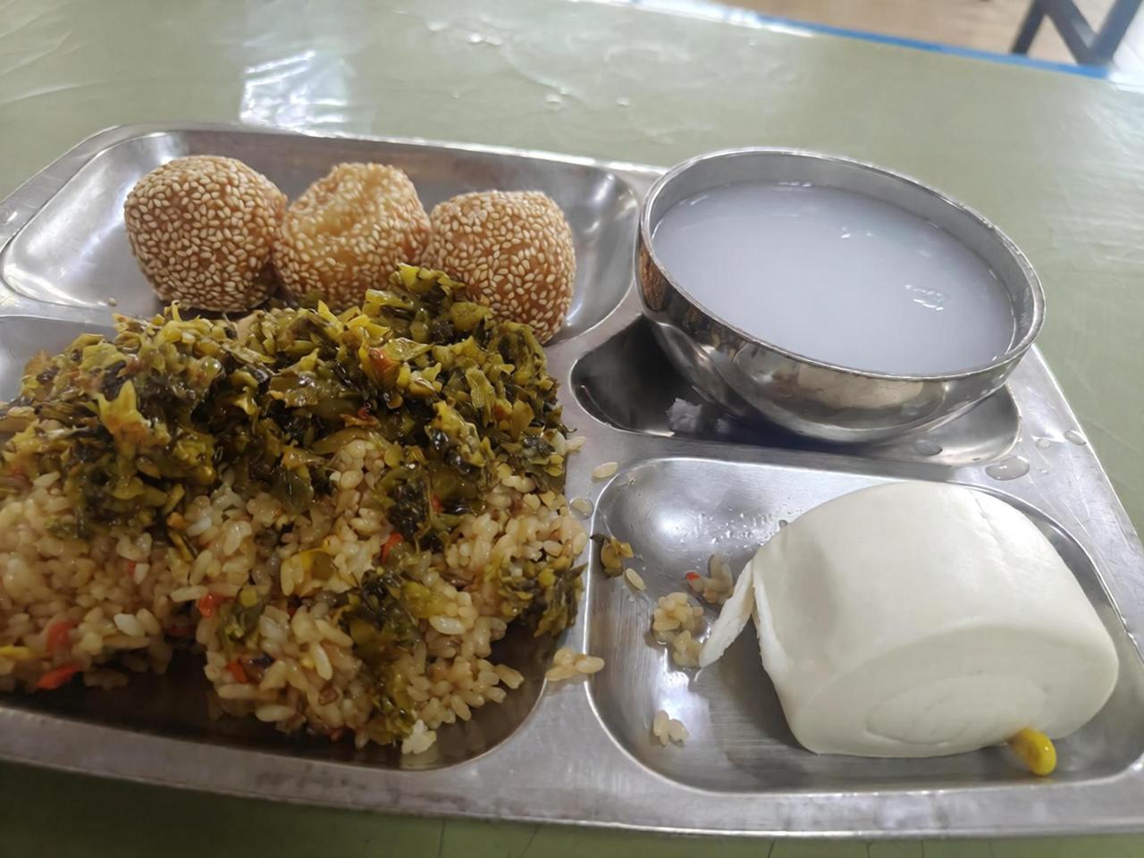 这伙食凑合吧