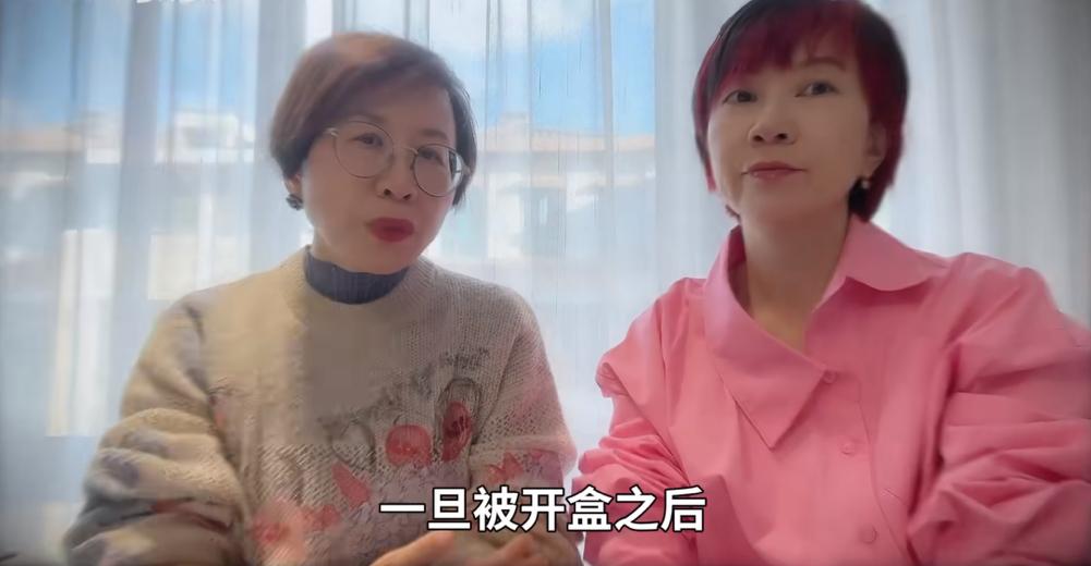 陈碧的衣品在行业内应该算是时尚的了，

就连赵宏在她身边也稍显逊色。

作为经常