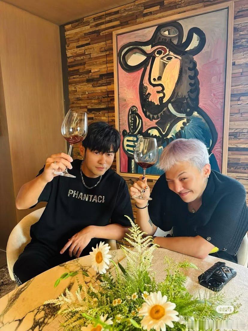 周杰伦晒与权志龙合影，喝了这杯酒就是好朋友。 ​​​