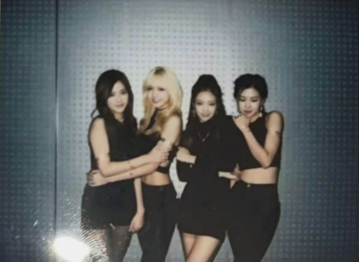 Jennie晒BLACKPINK公开拍立得Jennie晒BLACKPINK拍立得