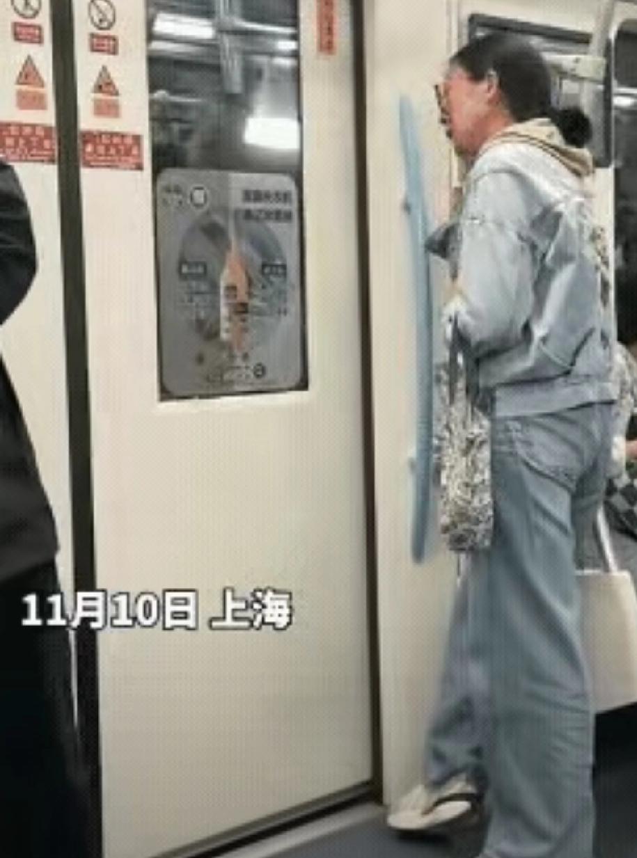 难怪她会在地铁车厢里，
不顾形象的崩溃大哭，
听说老公跟她离婚了，又遇上了公司裁