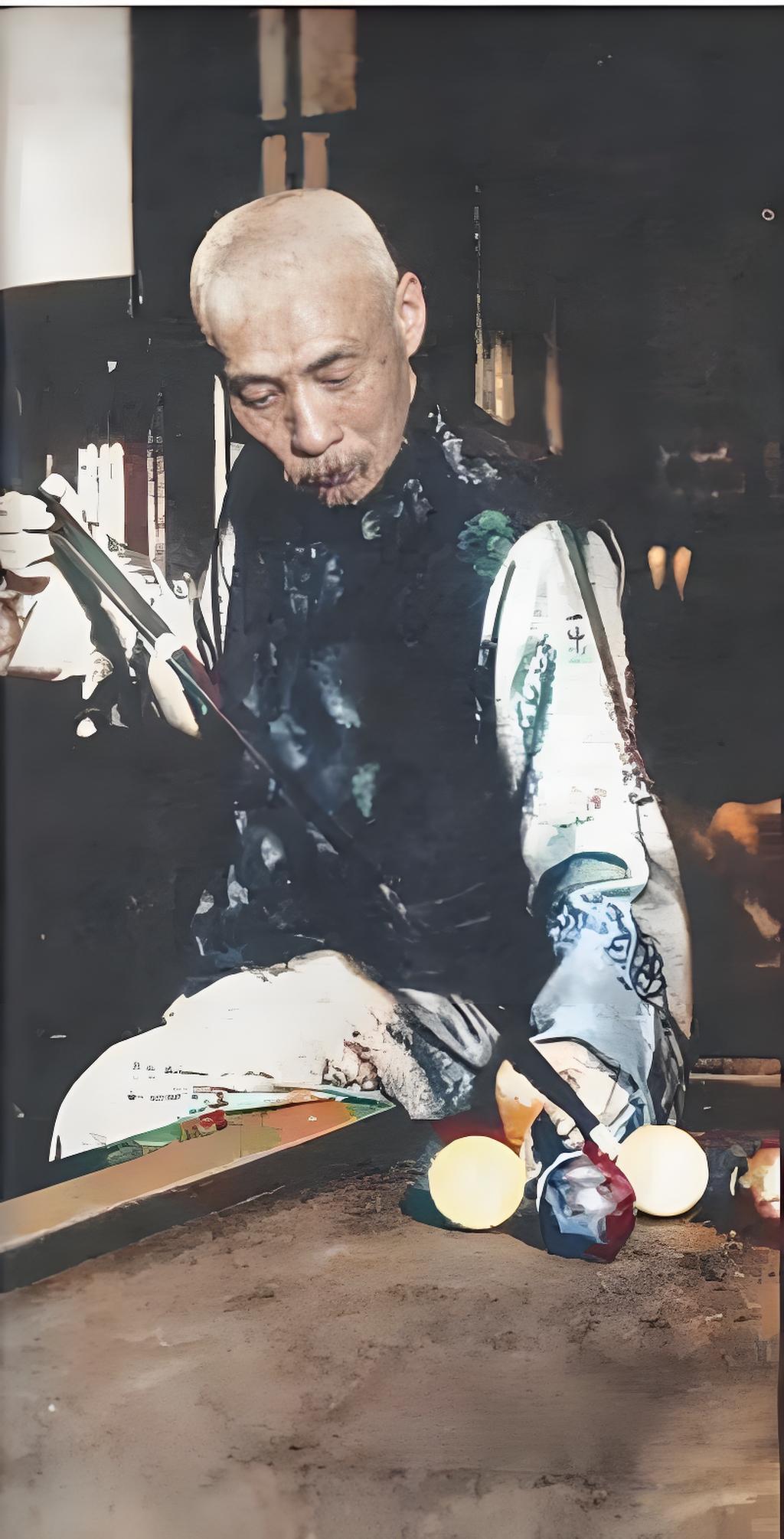 20世纪30年代，曾经在政坛风云一时的段祺瑞寓居上海。照片里，他身着中式传统服饰