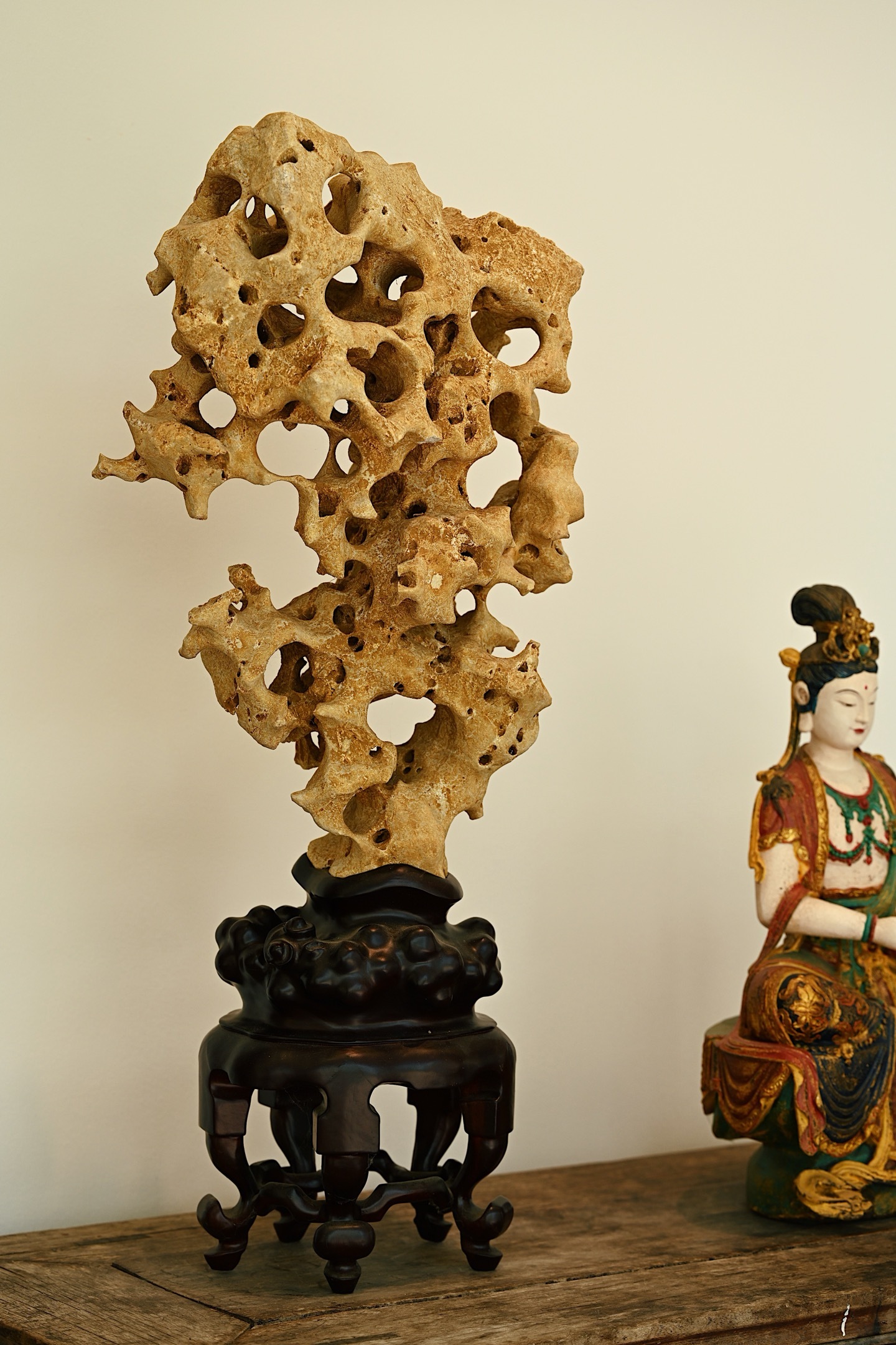 太湖石 | 云骨 摆件石形奇崛，孔洞玲珑，纹理苍劲，色泽温润，兼具“瘦、皱、漏、